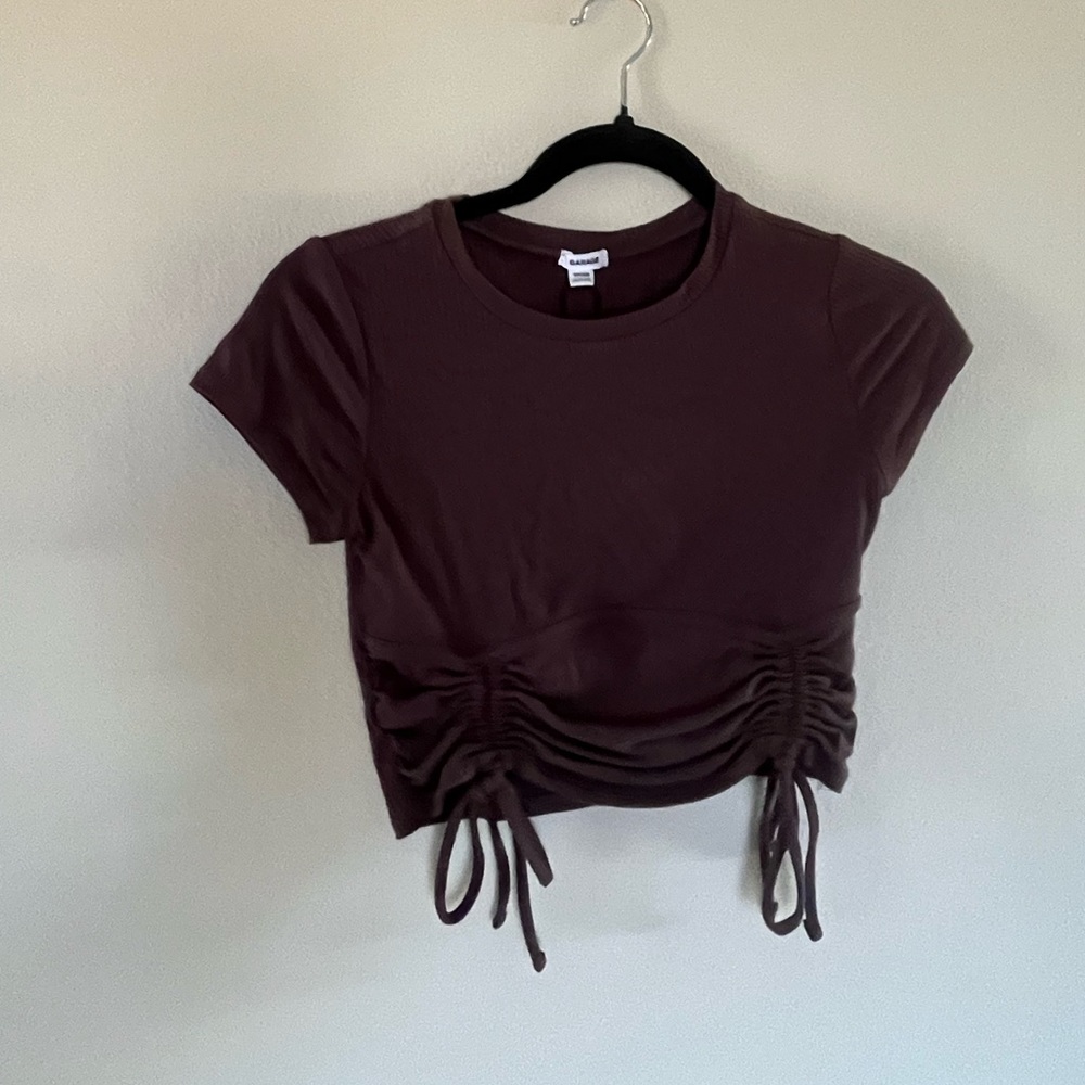 very cute scrunched on each side basic cropped tee